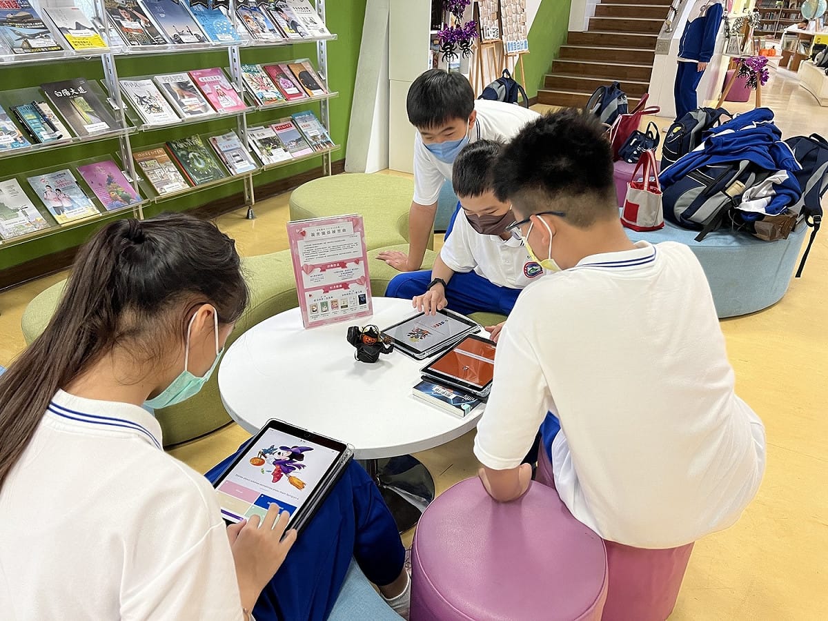 三重高中學生使用平板進行閱讀遊戲。 圖：新北市教育局提供