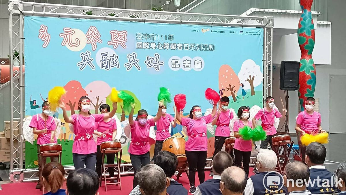 微笑天使太鼓隊帶來熱鬧的開場表演。 唐復年/攝