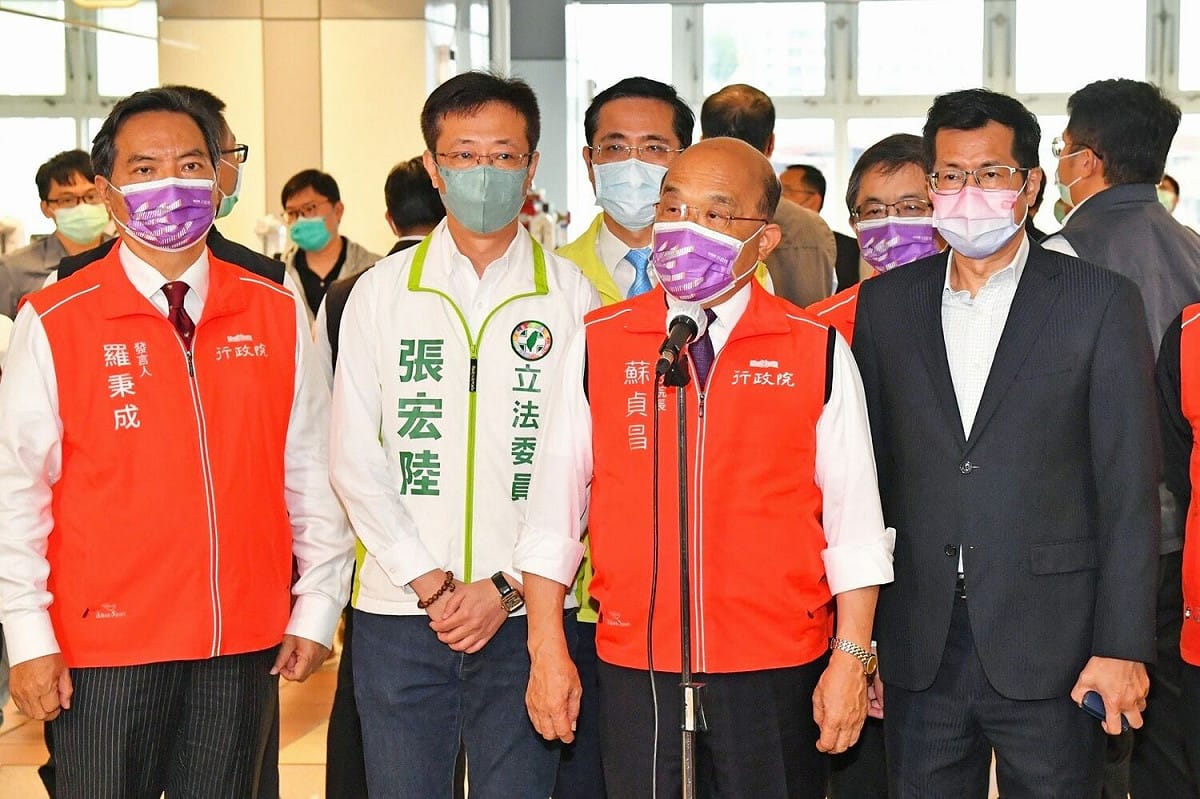 行政院長蘇貞昌今（2）天下午前往新北市視察國家兒童未來館基地前受訪。 圖：行政院提供