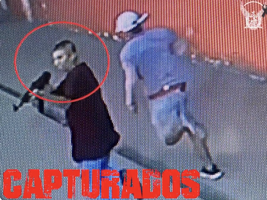 厄瓜多傳多起爆炸、槍擊案，至少5位員警傷亡，圖為毒犯持衝鋒槍攻擊警察。 圖：翻攝自厄瓜多警署推特