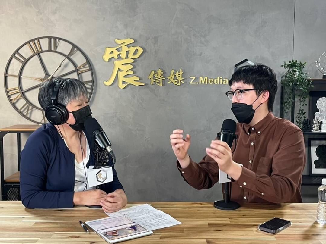 前民眾黨文宣創意部主任柯昱安(右)今(2)日接受資深媒體人黃光芹(左)網路節目《新聞不芹菜》專訪。 圖：新聞不芹菜節目提供