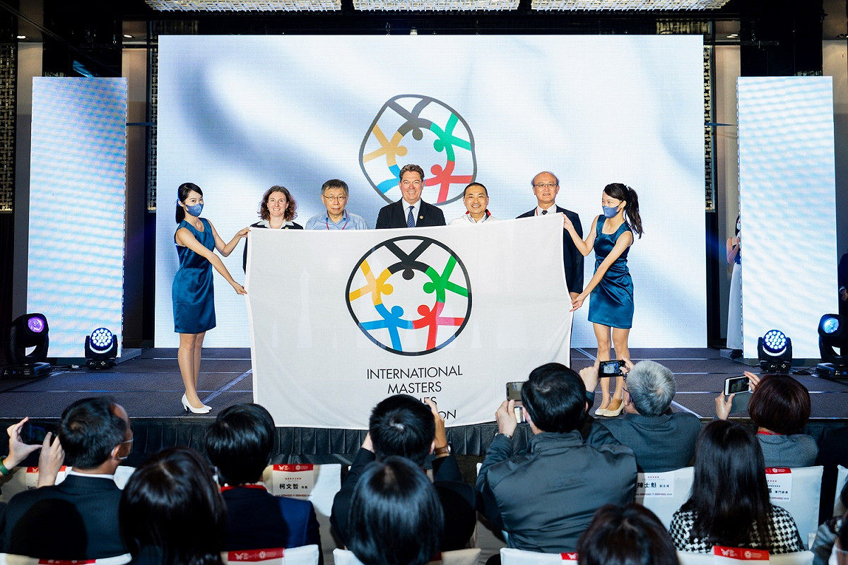 雙北市長接下世壯運會旗。 圖：新北市體育處提供
