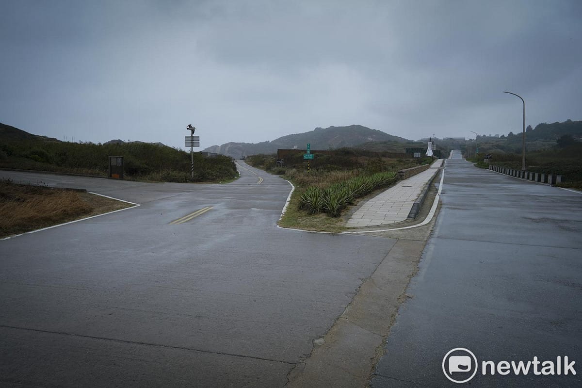 福正村通往大坪村和大浦聚落的道路，因風強雨驟，路上空蕩蕩，不見人車。被迫「關島」的東莒顯得相當寂寥。 圖：張良一/攝