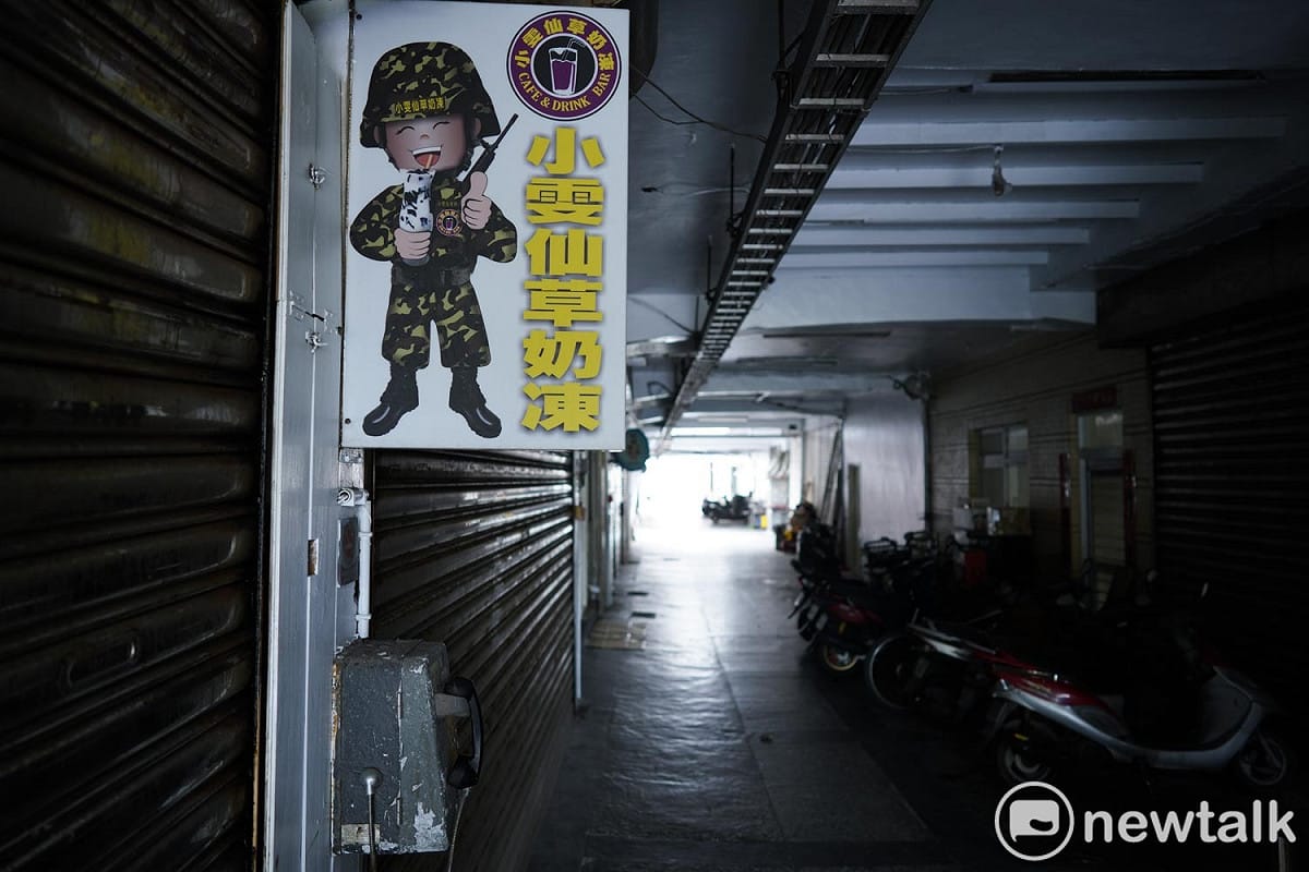 東莒島上最熱鬧的大坪村，因停航關島，島上沒有遊客，生意停擺，不少店家索性拉下鐵門暫停營業。原本熱鬧的商店街頓時變得冷冷清清。 圖：張良一/攝