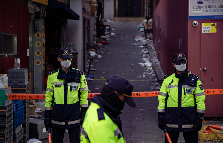 首爾警察封鎖梨泰院事發巷弄。 圖：翻攝自環球網
