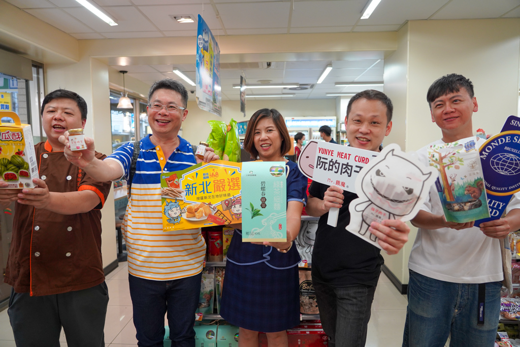 109年度新北首度與超商合作，讓小型店家曝光品牌並提高知名度。（左起業者代表：格賣蛋糕、胡家蜂蜜、三峽區農會、阮的肉乾、荳芮米堅果） 圖：新北市經發局提供