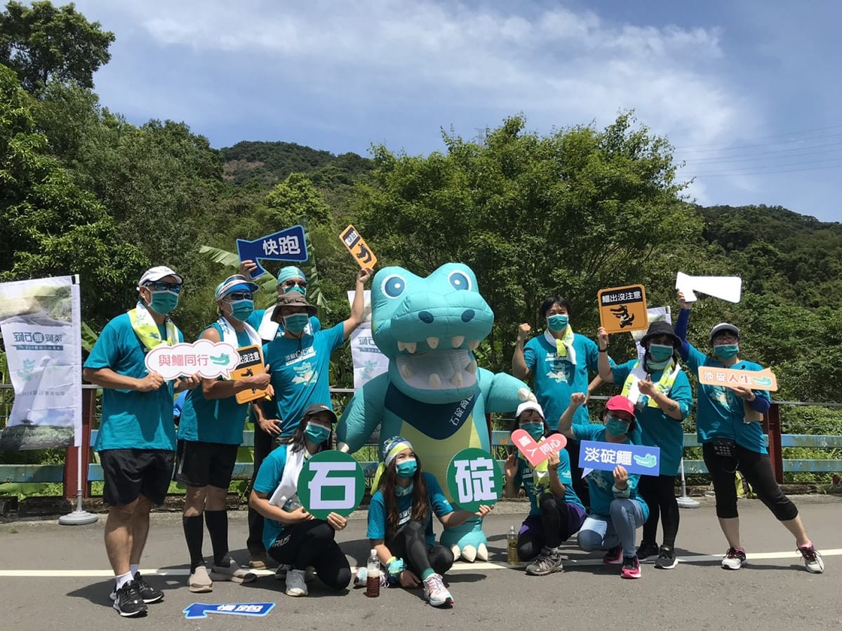 經發局補助石碇商圈，今年7月舉辦「淡碇鱷魚節」，以淡碇鱷為主題，推出鱷魚變裝踩街活動及系列生態文化導覽。 圖：新北市經發局提供