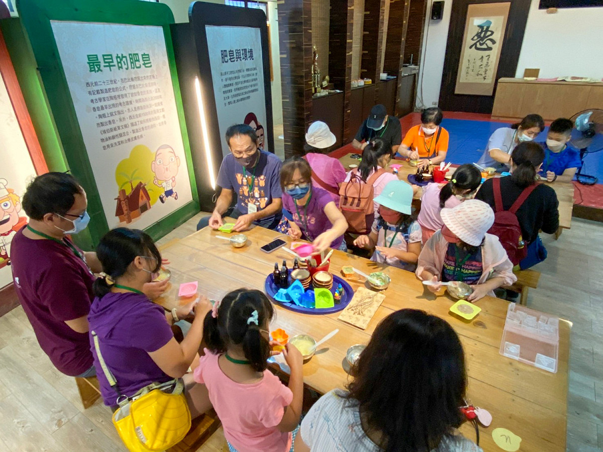 新北有22家觀光工廠及產業文化館，一同響應新北購遊趣活動。（圖為茶山房肥皂文化體驗館） 圖：新北市經發局提供