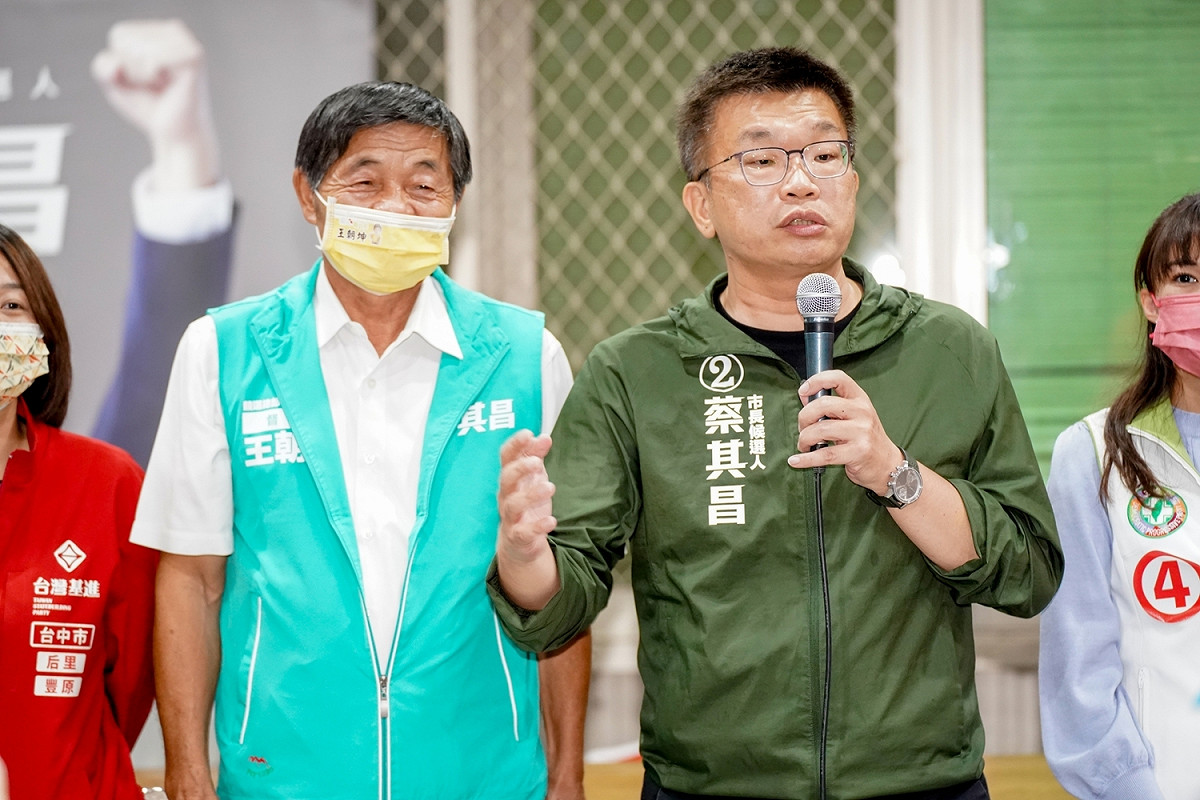 無黨籍台中市議員王朝坤（左）以行動支持蔡其昌。 圖：蔡其昌競選總部/提供