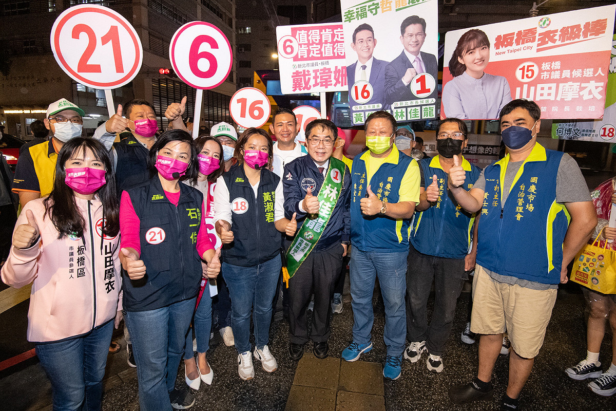 黃偉哲今(2)日北上相挺「台南女婿」林佳龍，傍晚在立委張宏陸、民進黨新北市黨部主委何博文、議員黃俊哲、戴瑋姍、議員候選人山田摩衣、石一佑、黃淑君等人陪同下，擔任林佳龍「分身」前進板橋國慶、重慶市場掃街拜票。 圖：林競辦提供