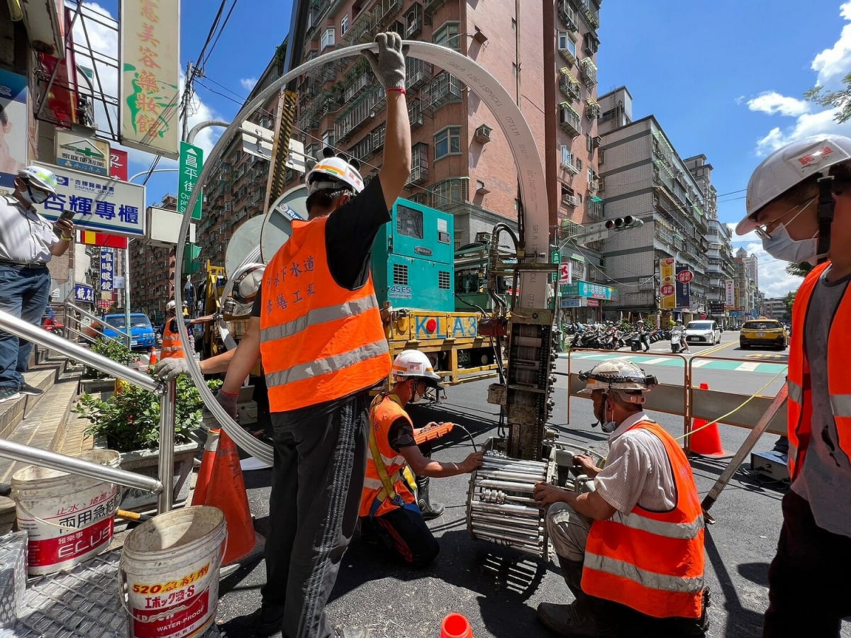 「區段整建」工法施工過程1-板帶纏繞作業中。 圖：新北市水利局提供