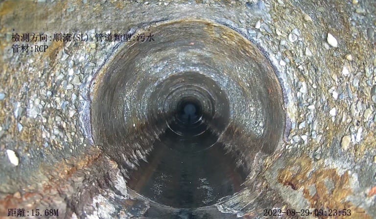 「區段整建」工法既有污水管線施工前內部情形，管壁已腐蝕造成鋼筋裸露，危害程度高。 圖：新北市水利局提供