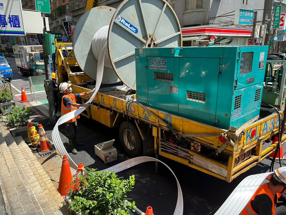 「區段整建」工法核心材料PVC螺旋製管板帶。 圖：新北市水利局提供