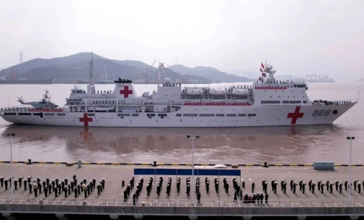 中國海軍「和平方舟」號醫院船昨天（ 2 日 ）上午從浙江舟山軍港起航，前往印尼。 圖 : 翻攝自人民海軍