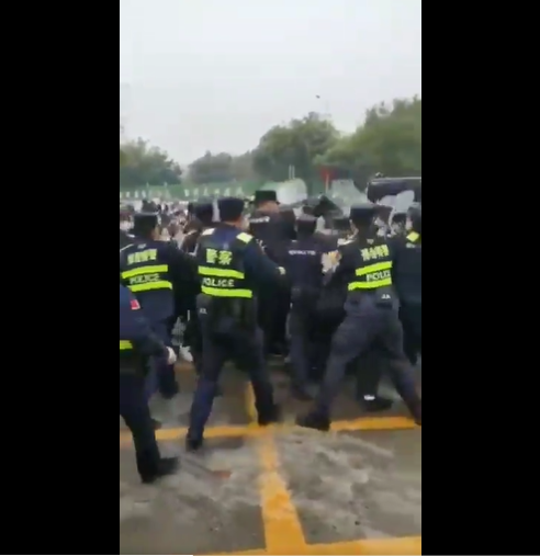 警方包圍抗議家長，爆發推擠、衝突。 圖：翻攝自推特