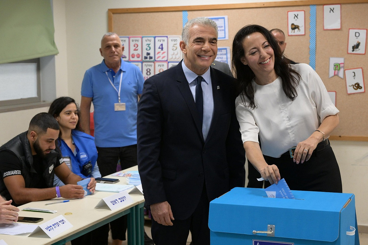 以色列現任總理拉皮德（Yair Lapid）前往投票。 圖：翻攝自以色列總理推特