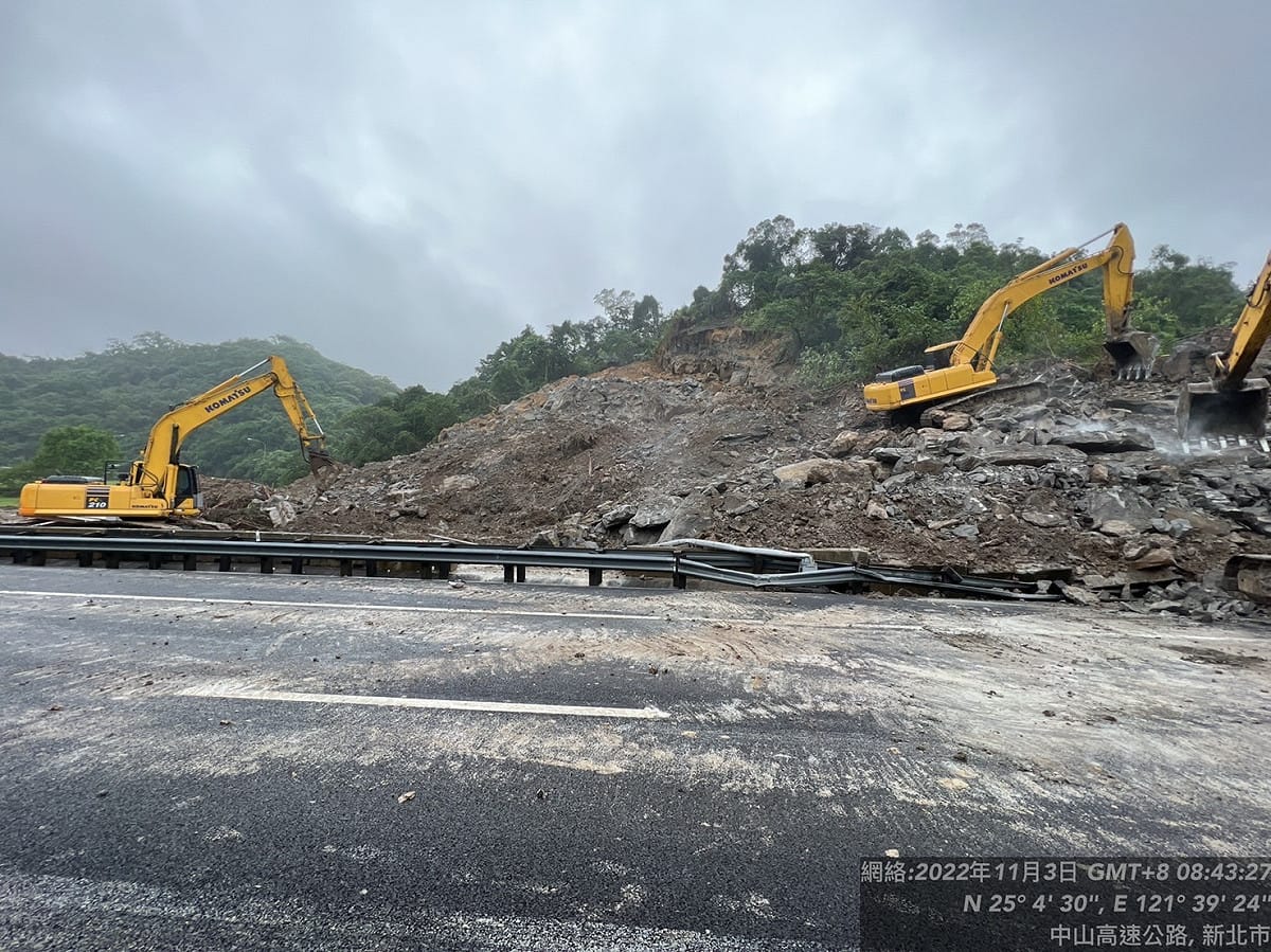 國1汐止南段二度走山，導致五股到基隆南向的多處路段都車多壅塞。 圖：高速公路局／提供