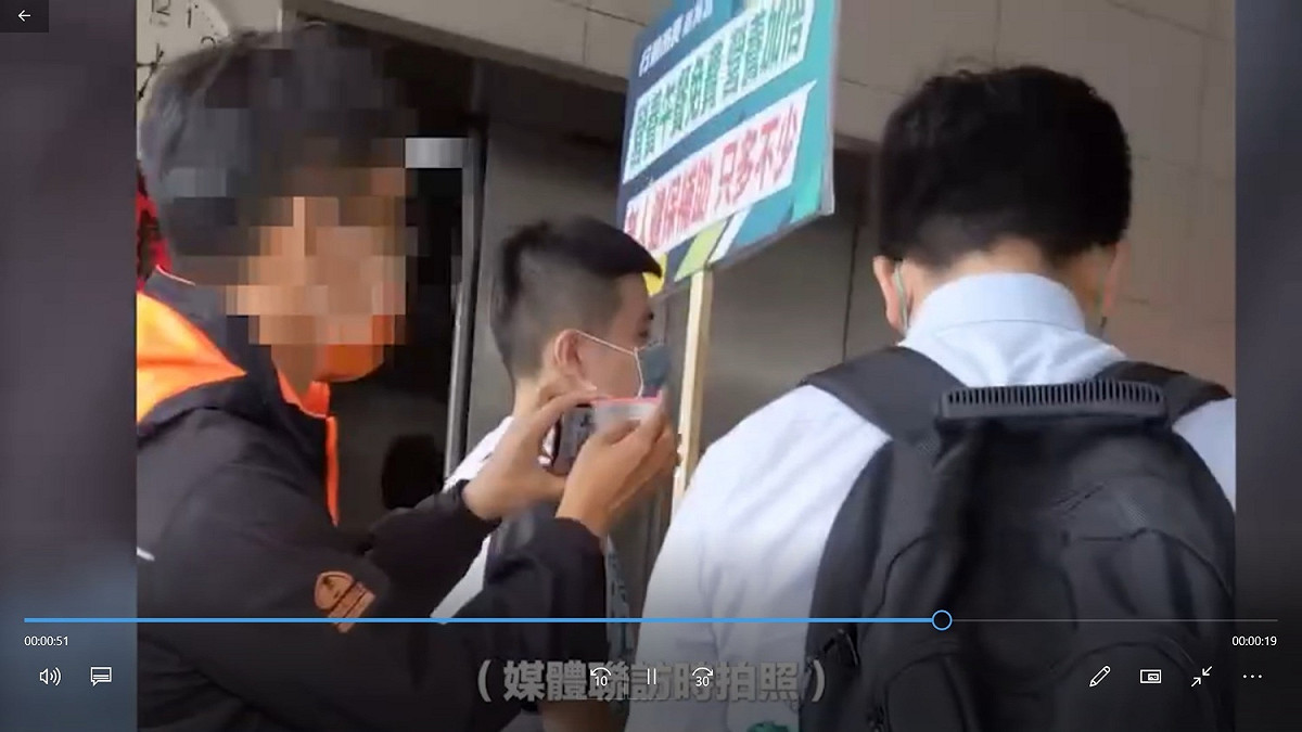 市場科科員在媒體聯訪蔡其昌時拍照，中市府表示，基於職責，應了解掌握候選人行為是否純屬拜票性質，或有未經申請使用市場空間進行競選行為者，即須立即制止，絕無所謂情蒐監控等情形。 蔡其昌競選總部/提供