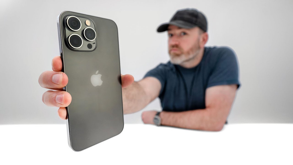 蘋果正在異常地增加平價版iPhone 14的訂單，因此野村預測，蘋果可能將會舉辦過往從未有過的降價促銷優惠，並希望藉此刺激市場需求， 消化其庫存。 圖：翻攝自YouTube/Unbox Therapy