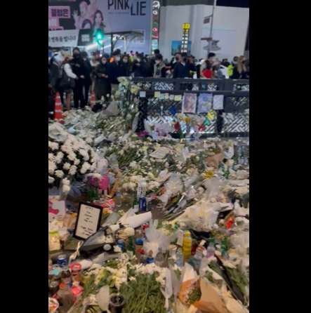 南韓梨泰院發山嚴重菜踏事故，民眾紛紛前往現場悼念。 圖：翻攝自推特@ Kelly Kasulis Cho
