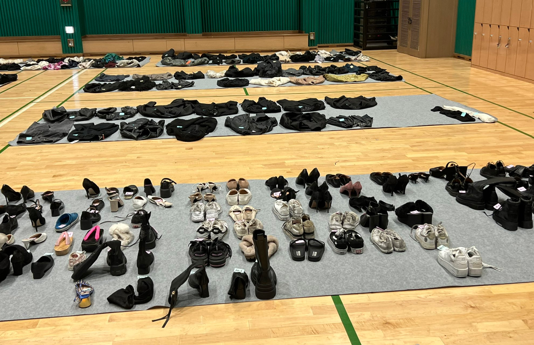 梨泰院踩踏事故釀156 人死亡，超過 150 人受傷，警方仍持續釐清真相。 圖為死傷者遺留現場的物品。 圖：翻攝自推特@ Kelly Kasulis Cho