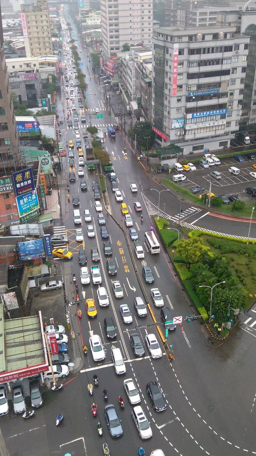 汐止尖峰車多壅塞。 圖：新北市交通局提供