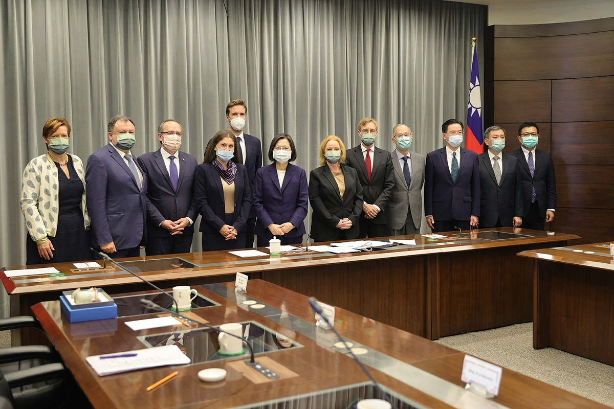 總統蔡英文今（3）日上午接見「對華政策跨國議會聯盟」（IPAC）訪問團 圖：總統府提供