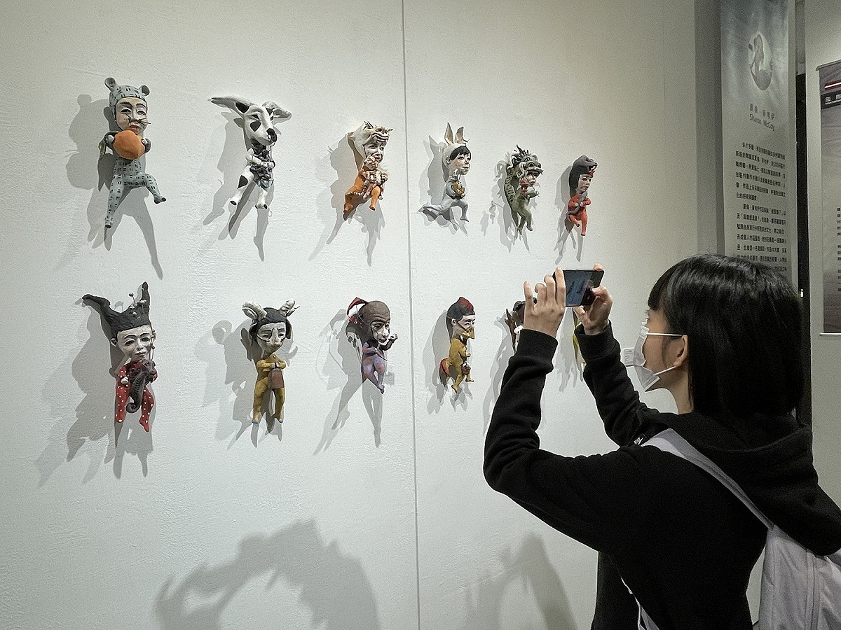 饒富東西方文化元素的《十二生肖纏繞》，是美國藝術家Sharon McCoy於105年在陶博館駐村的創作。 圖：鶯歌陶瓷博物館提供