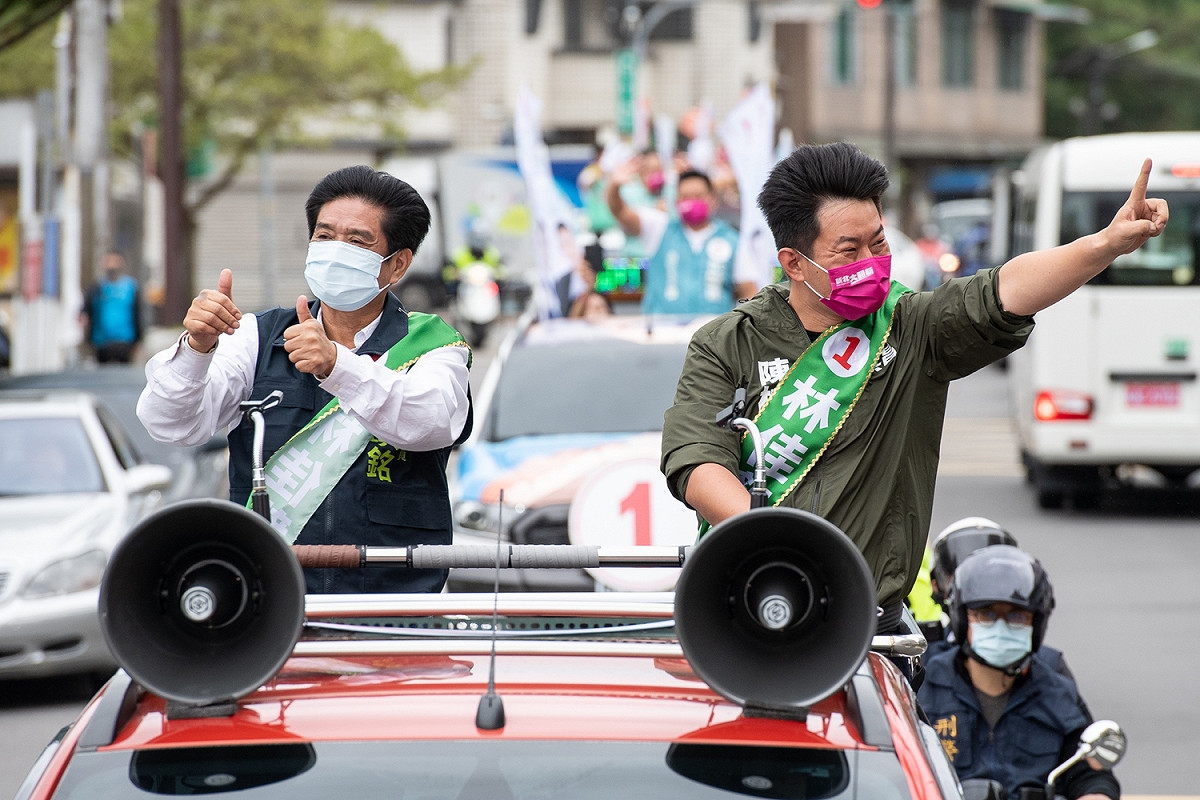 沿途除有開車民眾特地搖下車窗，比出讚的手勢揮手替車隊加油，也有市民朋友刻意等在行進路線，拿著手搖旗奮力吶喊，並施放鞭炮表達祝福。 圖：林競辦提供