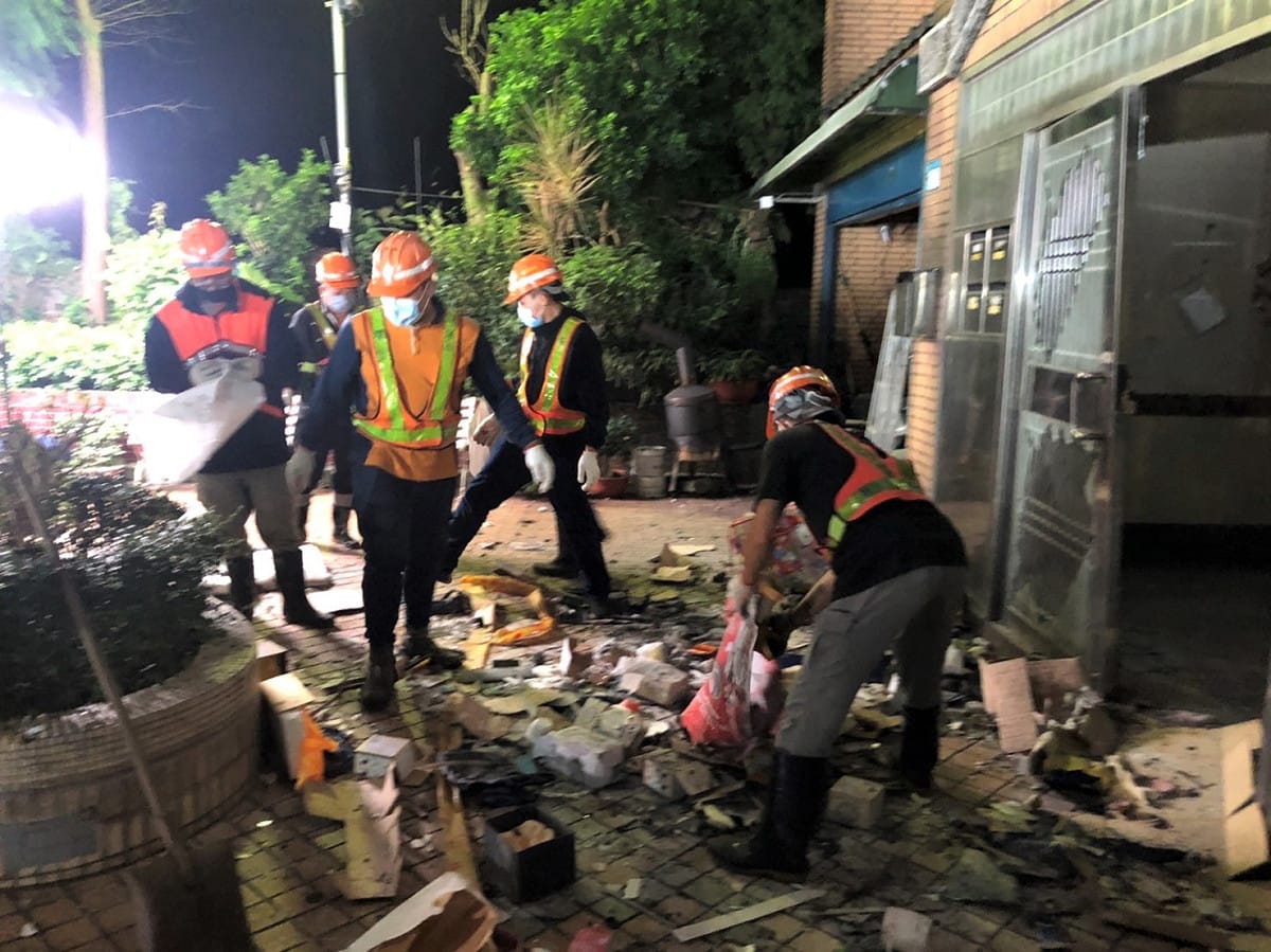 清潔隊員前往三峽爆炸案現場，火速清除爆炸噴出物品及破裂玻璃等，協助民眾恢復家園。 圖：新北市環保局提供