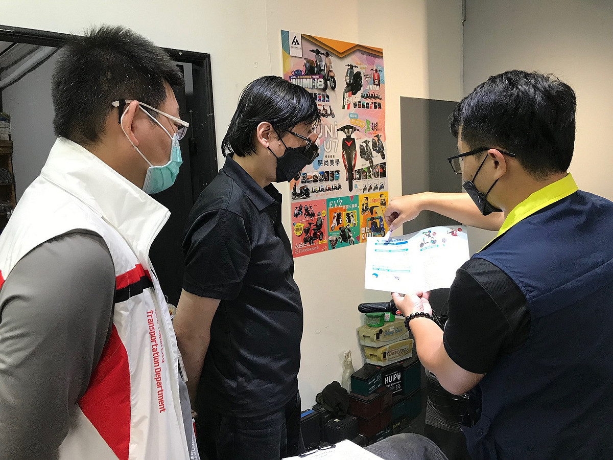 交通局積極針對販售微型電動二輪車之業者進行稽查，並宣導新法實施注意事項。 圖：新北市交通局/提供