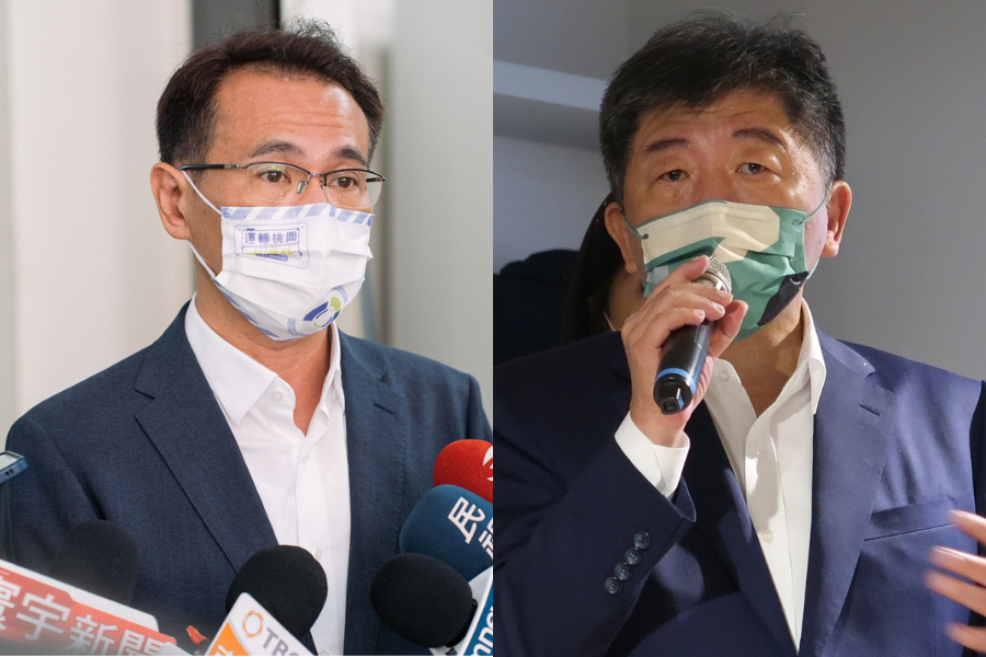 民進黨桃園市長候選人鄭運鵬（左）、民進黨台北市長候選人陳時中（右）簽下「不投降承諾書」。 圖：林昀真、林朝億 攝