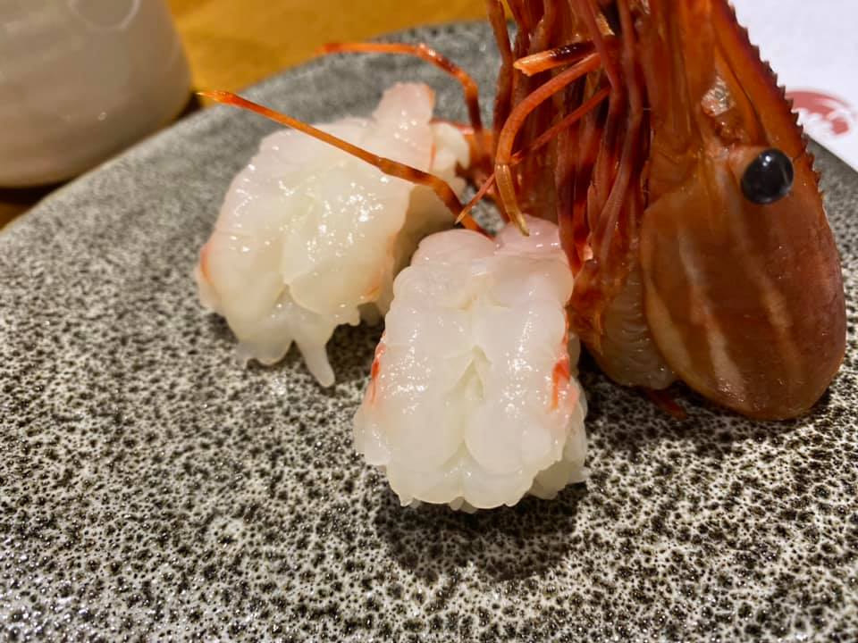 40多歲本國籍女性，有高血壓、癌症、胃潰瘍等慢性病史，曾食用生蝦及生蚵，持續解水樣便及上腹部疼痛等就醫並收治住院，以糞便培養出疑似菌株，11/2號檢驗確認感染產毒性霍亂弧菌。（生蝦示意圖) 圖：曾郡秋／提供