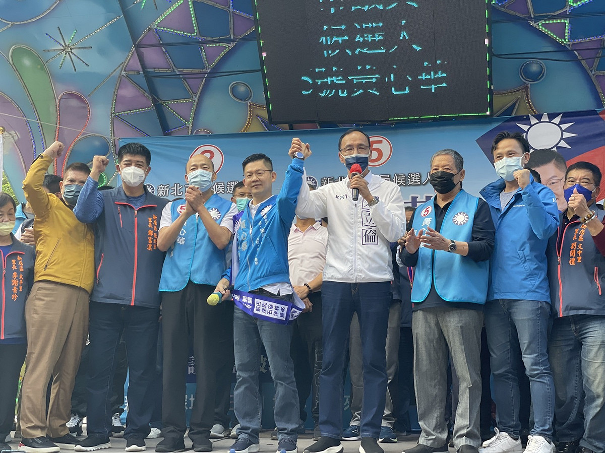 高雄前市長韓國瑜（左三）與國民黨主席朱立倫（右四）一同出席新北市議員候選人黃心華（左四）的競選總部成立大會。 圖：國民黨文傳會/提供