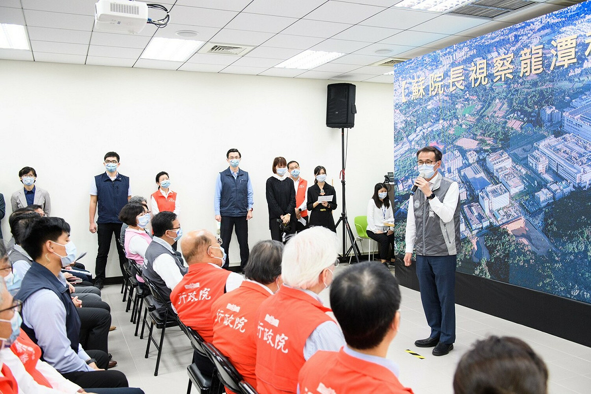 民進黨桃園市長候選人鄭運鵬今（3）天陪同行政院長蘇貞昌視察龍潭科學園區。 圖：民進黨桃園市長候選人鄭運鵬競辦提供