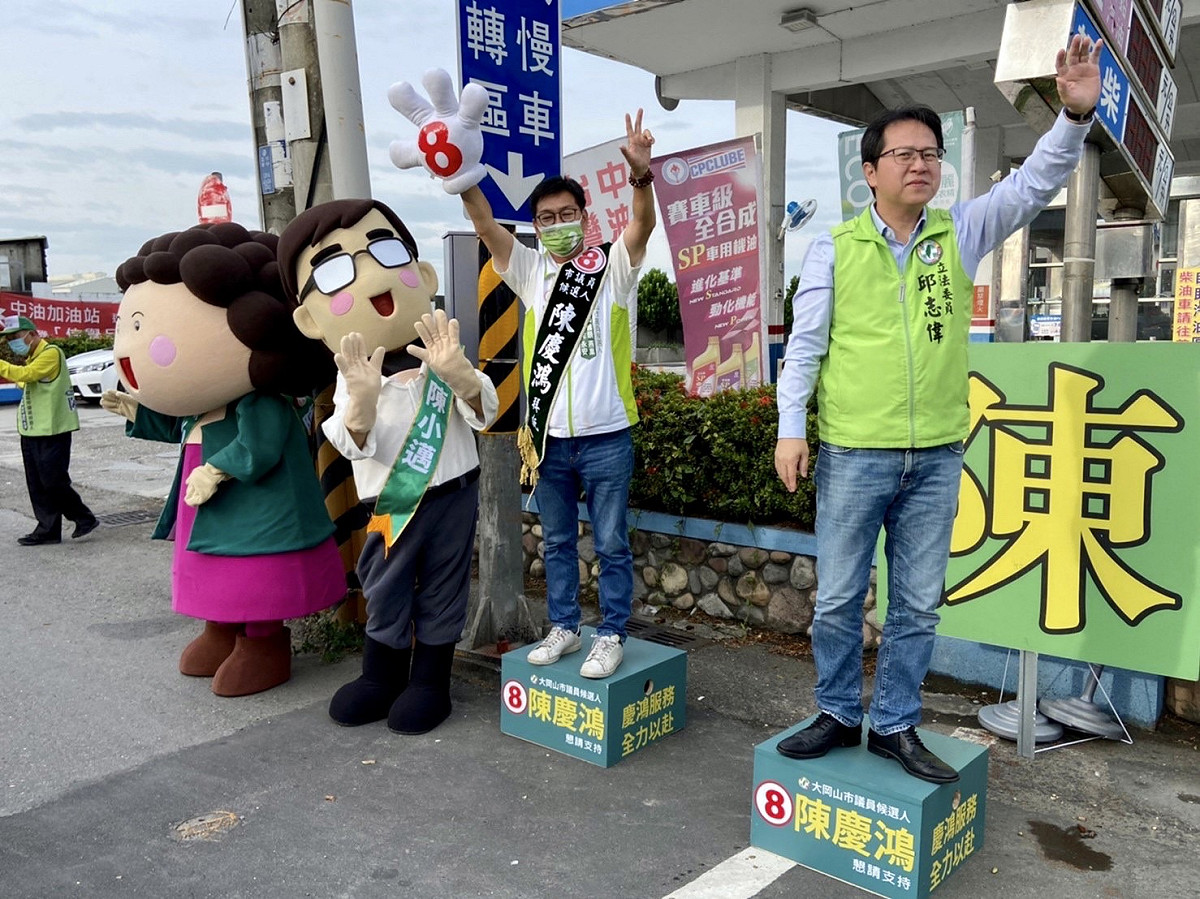 邱志偉(右一)加上陳小邁(左二 )與陳小菊(左一)陪陳慶鴻拉票。 圖：陳慶鴻競總提供
