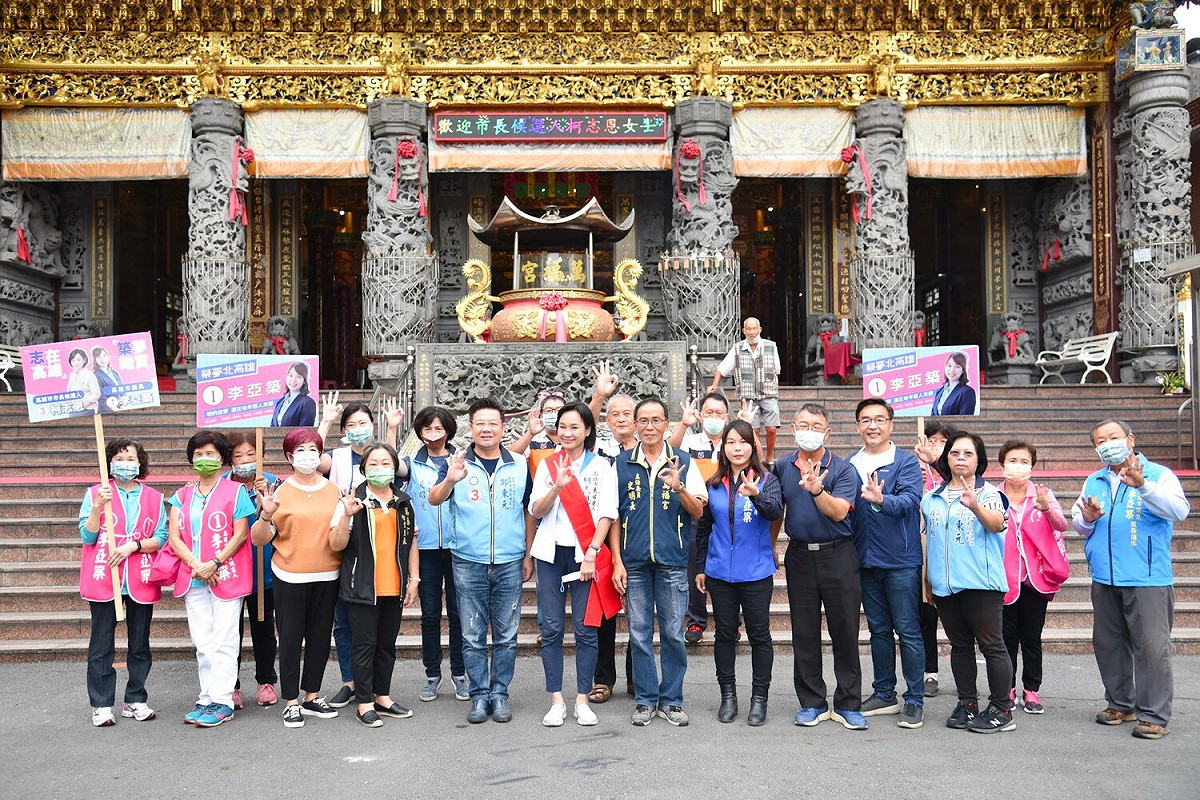 柯志恩(左六)至萬福宮參香。 圖：柯志恩競辦提供