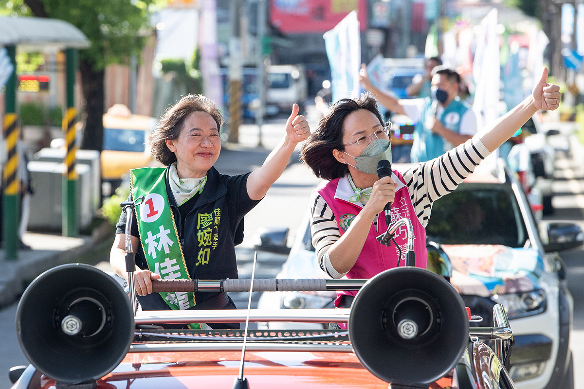 民進黨新北市長候選人林佳龍仍在自主健康管理階段，今(3)日下午由太太廖婉如扮演分身，與立委蘇巧慧在樹林區進行車隊掃街。 圖：林競辦提供