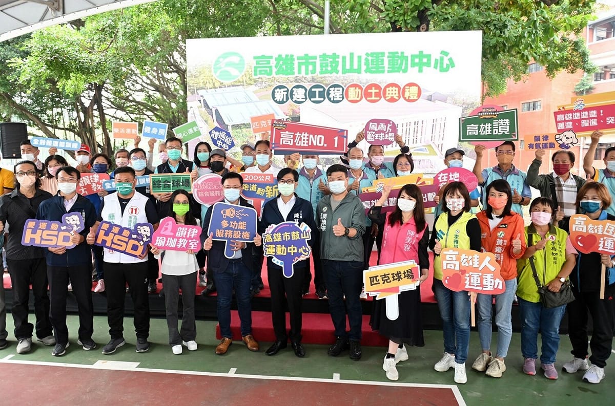 趙天麟(左五)和李雅慧(右四)、黃雍琇(右三)。 圖：高雄市運發局提供