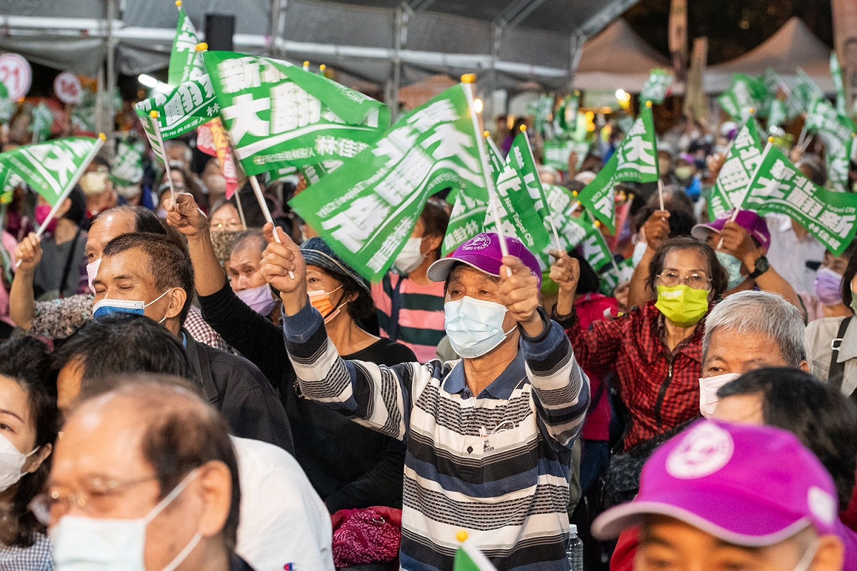 民進黨新北市長候選人林佳龍今(3)日晚間在板橋第一運動場前廣場舉辦「板橋區競總成立晚會暨中央政績說明會」。 圖：林競辦提供