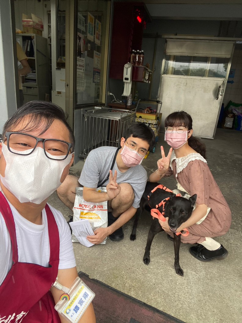洪小姐開心要把可羅帶回家啦。 圖：新北市動保處提供