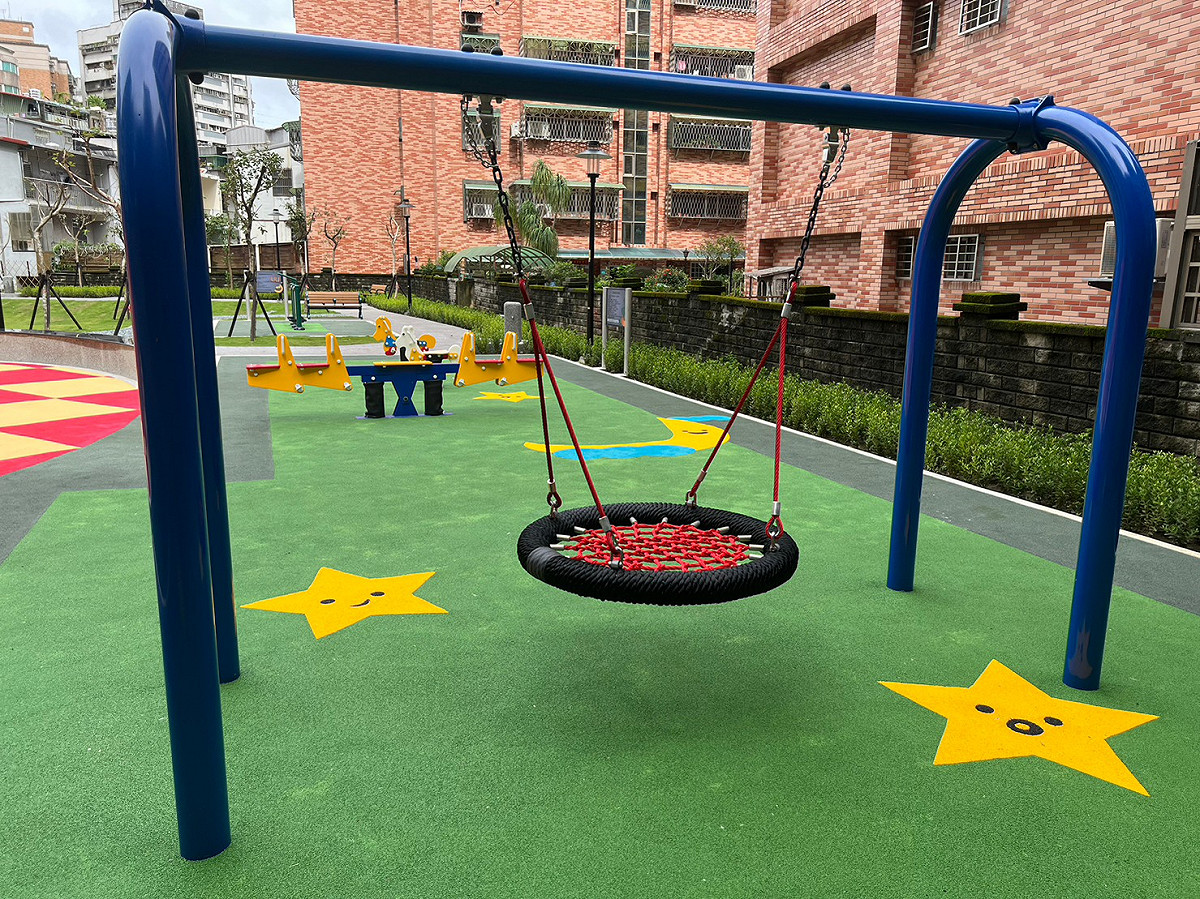 永平公園內設置的1組鳥巢鞦韆受到各年齡層歡迎。 圖：新北市工務局提供
