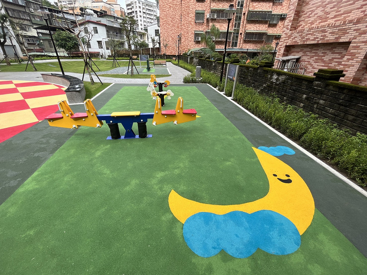 考量當地居民休憩需求，公園內設置滑梯、攀岩遊戲區、1組鳥巢鞦韆及翹翹板、搖搖椅、滑步機、健康步道、景觀花架及多處休憩座椅，讓所有年齡層的市民都可以在公園找到屬於適合自己的角落。 圖：新北市工務局提供