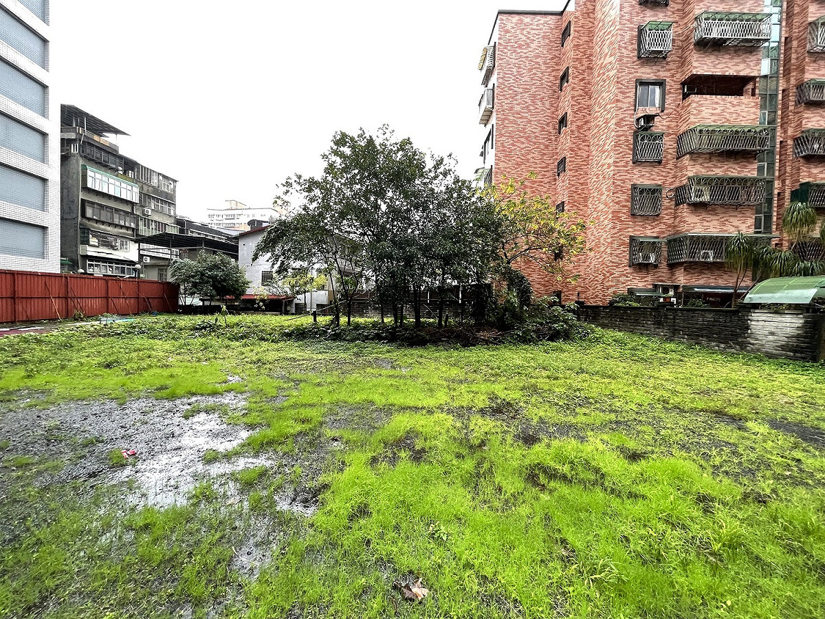 永平公園位於新北市新店區永平街48號旁巷弄內，公園前身為雜草叢生空地，外圍被社區環繞形成一個三角地帶。 圖：新北市工務局提供