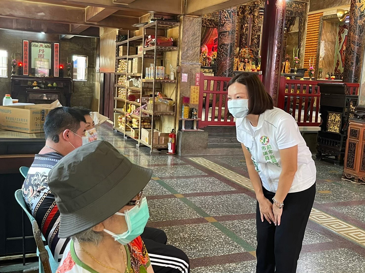 湯詠瑜(右)向民眾請託為她留下一票。 圖：湯詠瑜提供