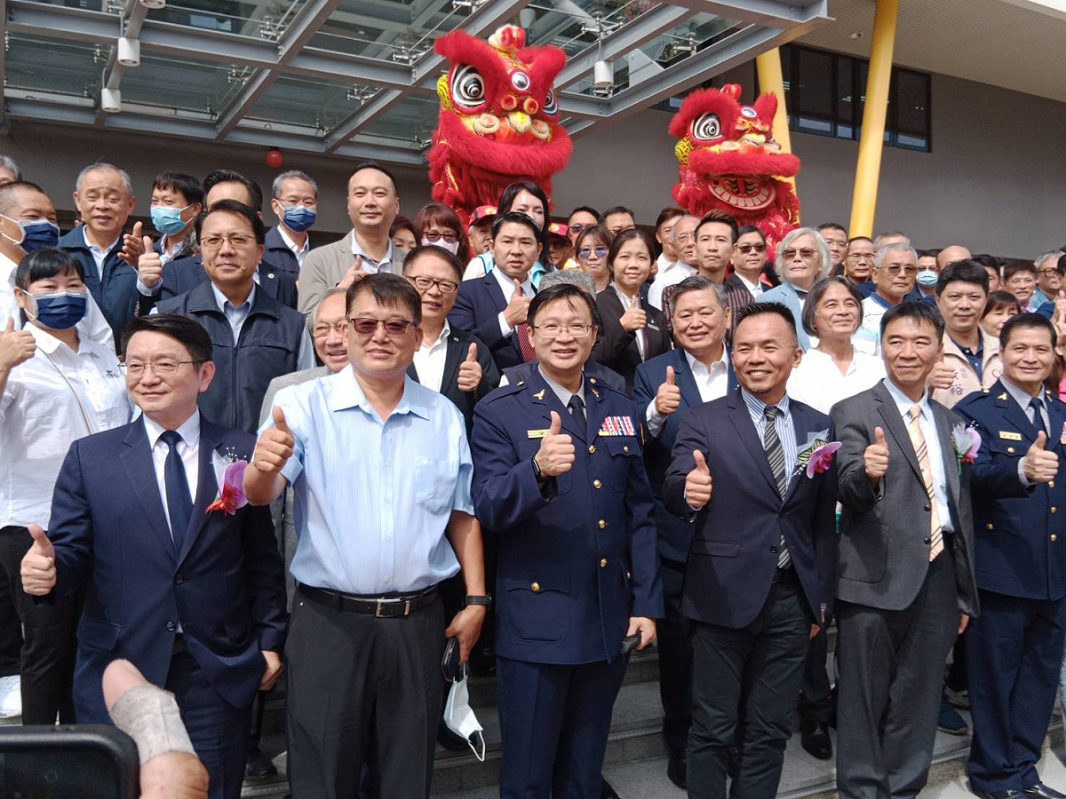高雄鼓山警分局長(前排左三)。 圖：孫家銘攝