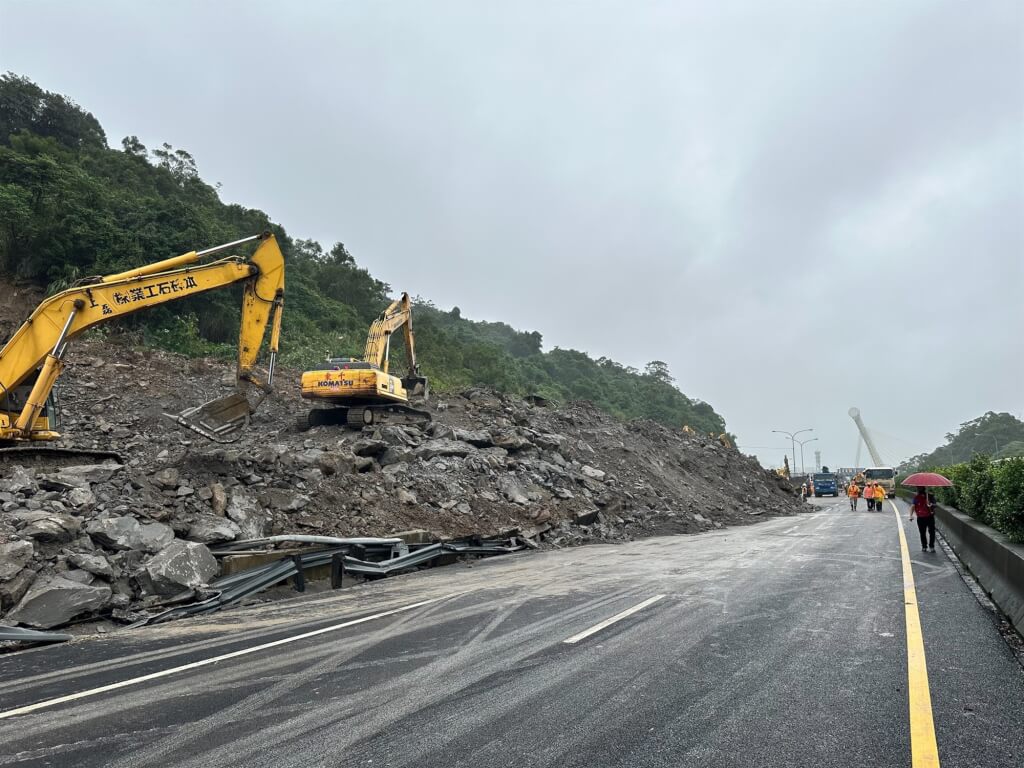 五堵入口跟五堵至汐止主線7到10K路肩與外側車道封閉，施工路段僅開放一車道通行。 圖：翻攝國道公路警察局臉書