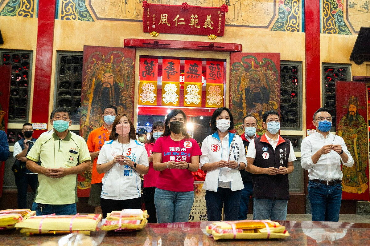柯志恩(右三)率黨籍民代在意誠堂參香。 圖：柯志恩競辦提供