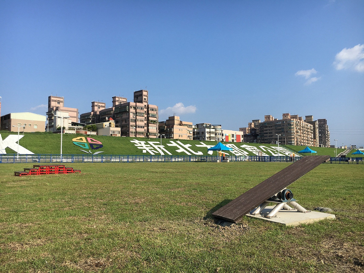 蘆堤寵物公園-可以培養寵物跳躍能力的翹翹板。 圖：新北市高灘處提供
