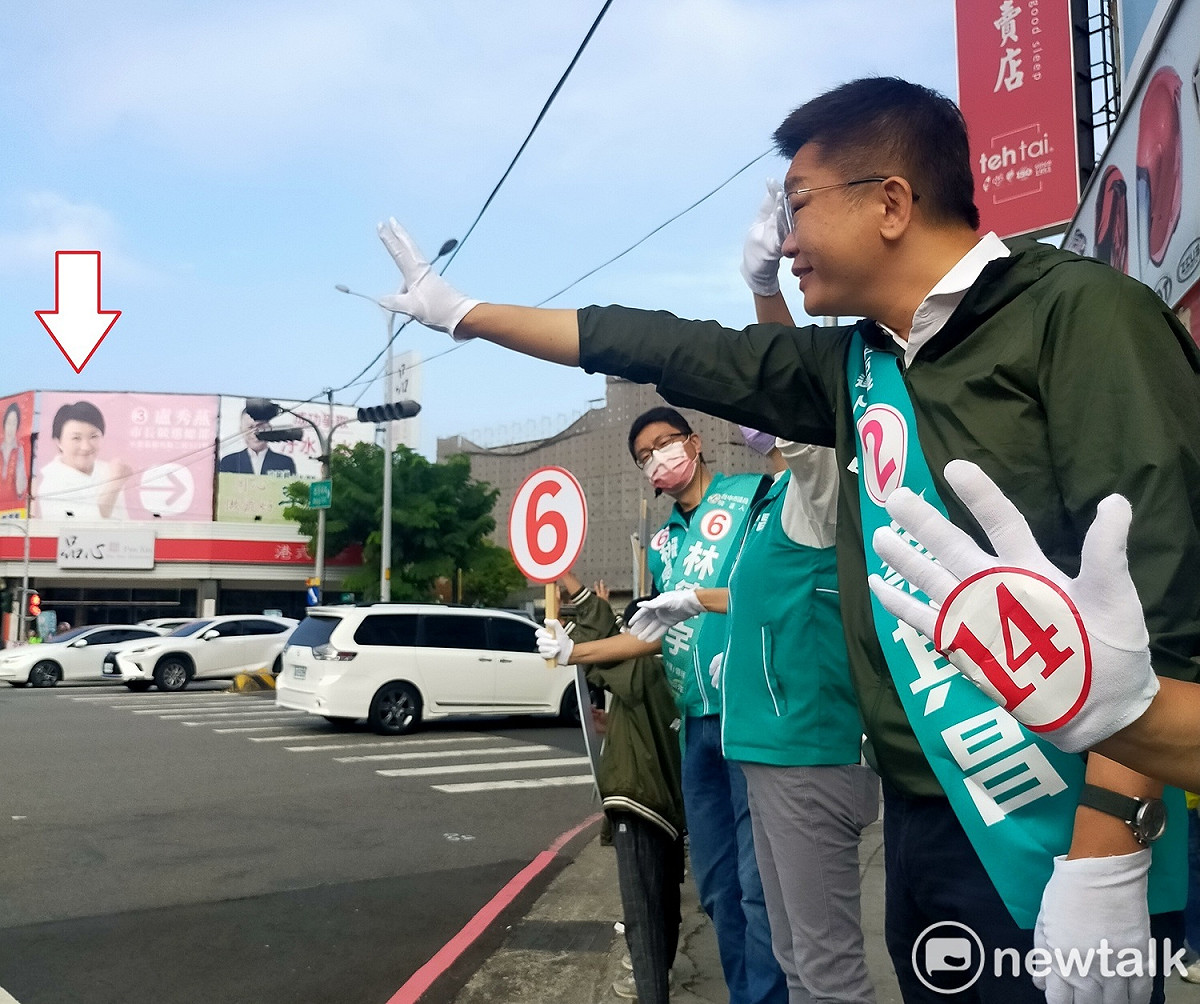 蔡其昌到國光路、德芳南路口開站，同路口有盧秀燕競選總部的指示看板，但蔡其昌說：「她的總部不是在市政府嗎？」 唐復年/攝